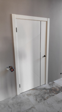 Межкомнатная дверь ЮККА модель М-8 с черным молдингом